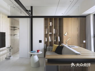 将房间围绕着中庭的布局，所有机能集中在空间中心