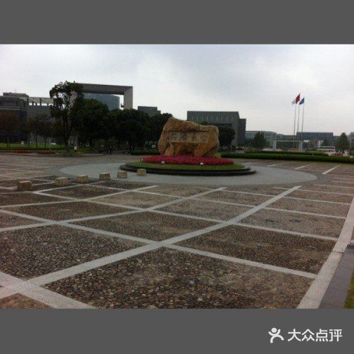 同济大学(嘉定校区)校门图片
