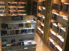 -新华里咖啡书吧(新华书店小寨店)