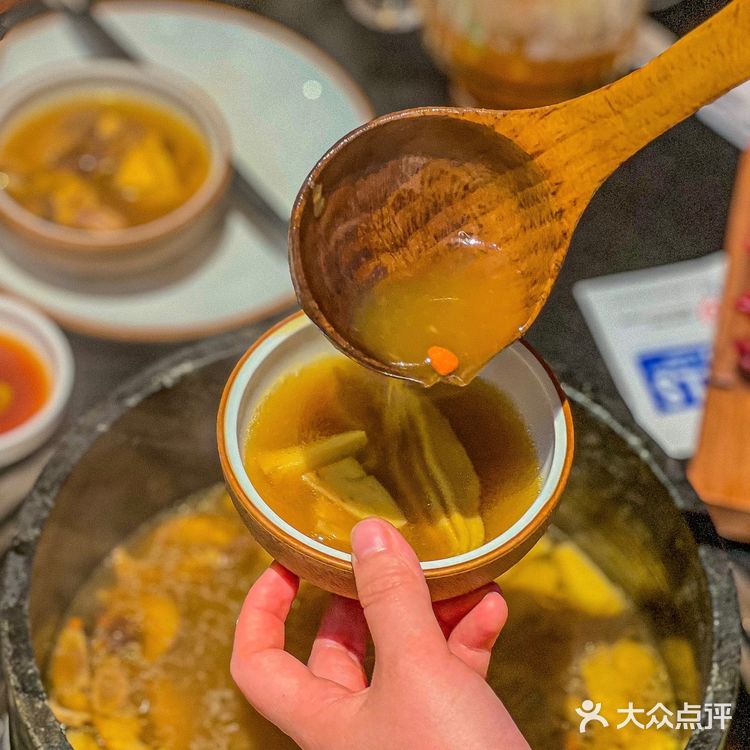 在深圳，首家野生菌石锅土鸡，一口鲜掉牙❗️