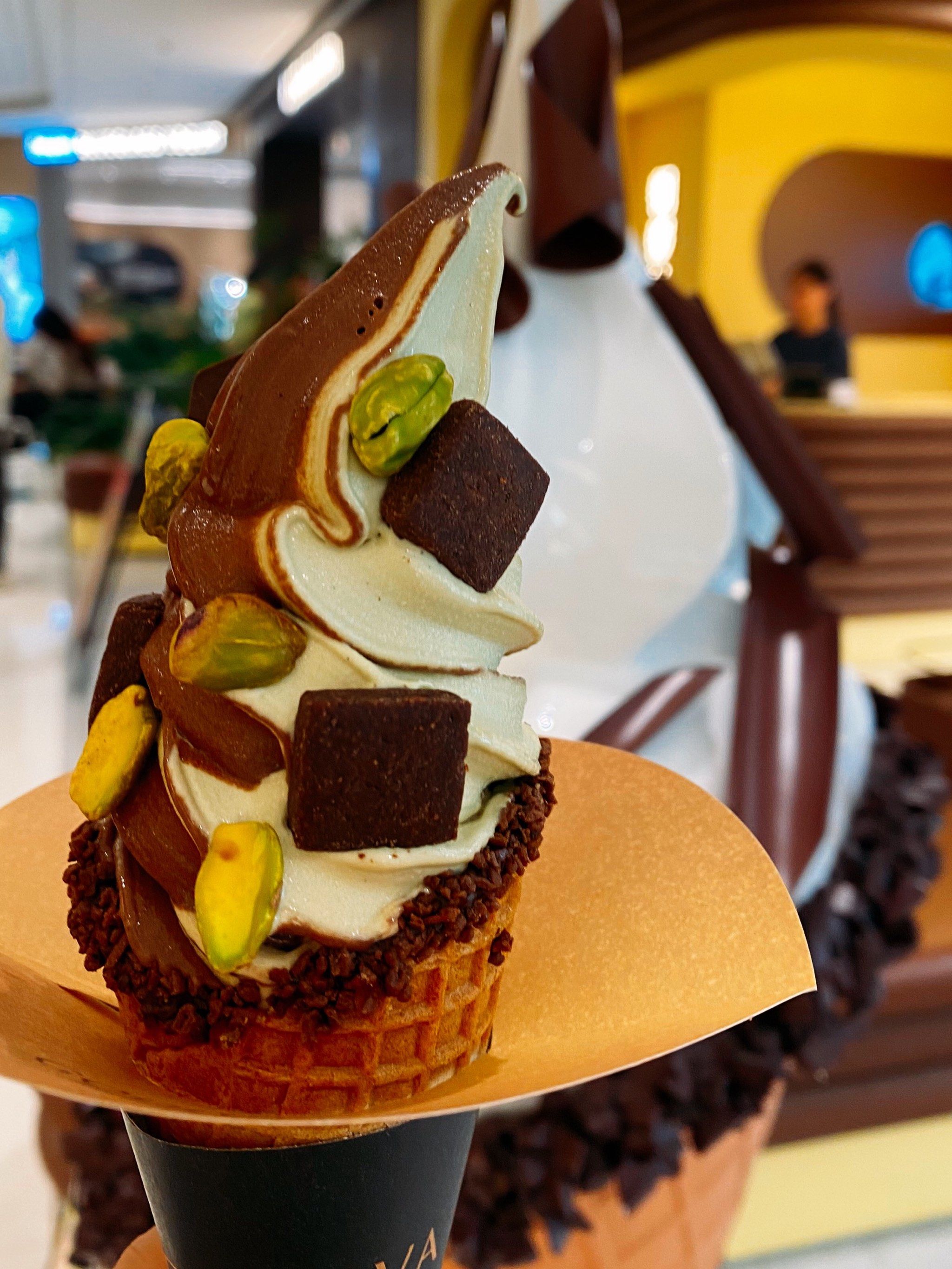 左滑和我尝尝godiva新品 开心果黑巧双旋冰淇淋太美味!