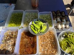店家门口桌上的各种野菜-海韵人家.海景花园经典云南菜(双廊店)