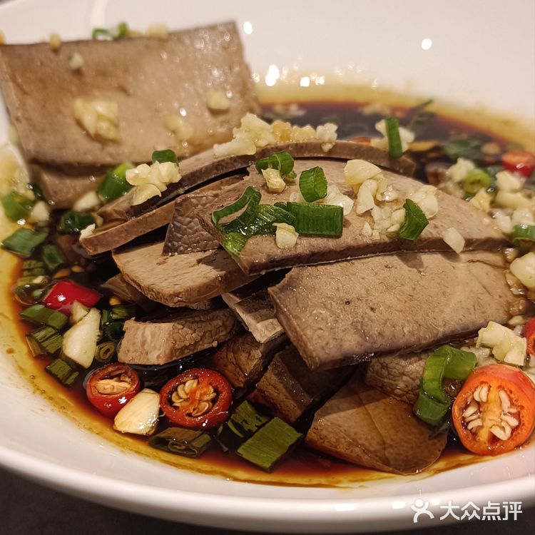 老门东的这家侯品。这么说吧，能把姓氏放在店招上的