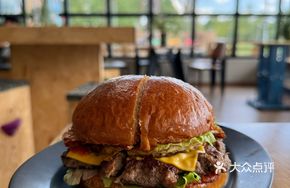 Pai Da Xing's One-Handed Sky-Covering Burger