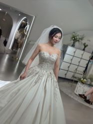 -艾米丽婚纱礼服