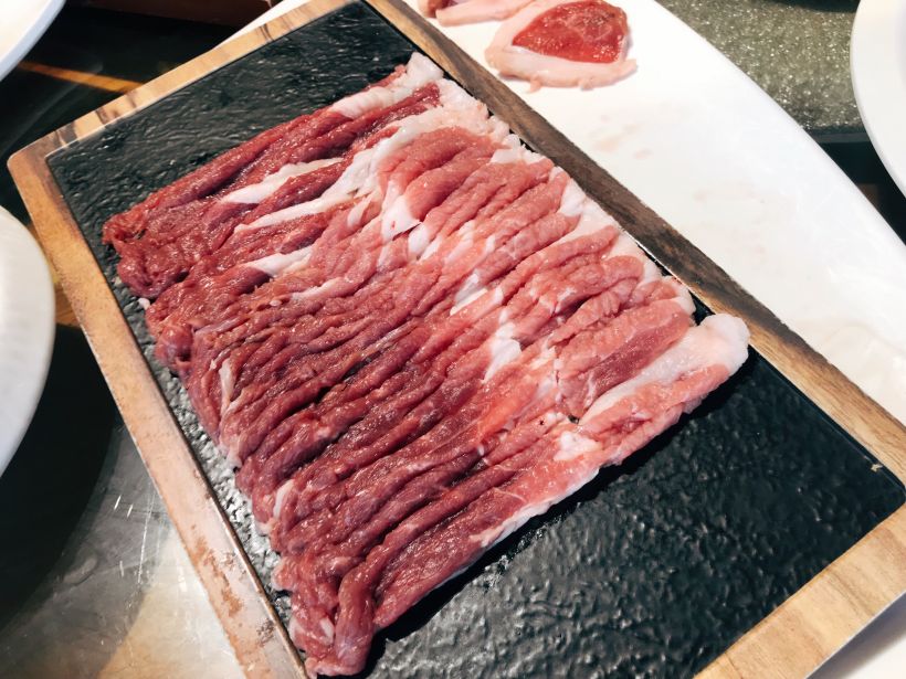 [手切羊磨裆] 羊肉爱好者比点的一款肉.肉色淡红,肥多瘦少,口感细嫩.