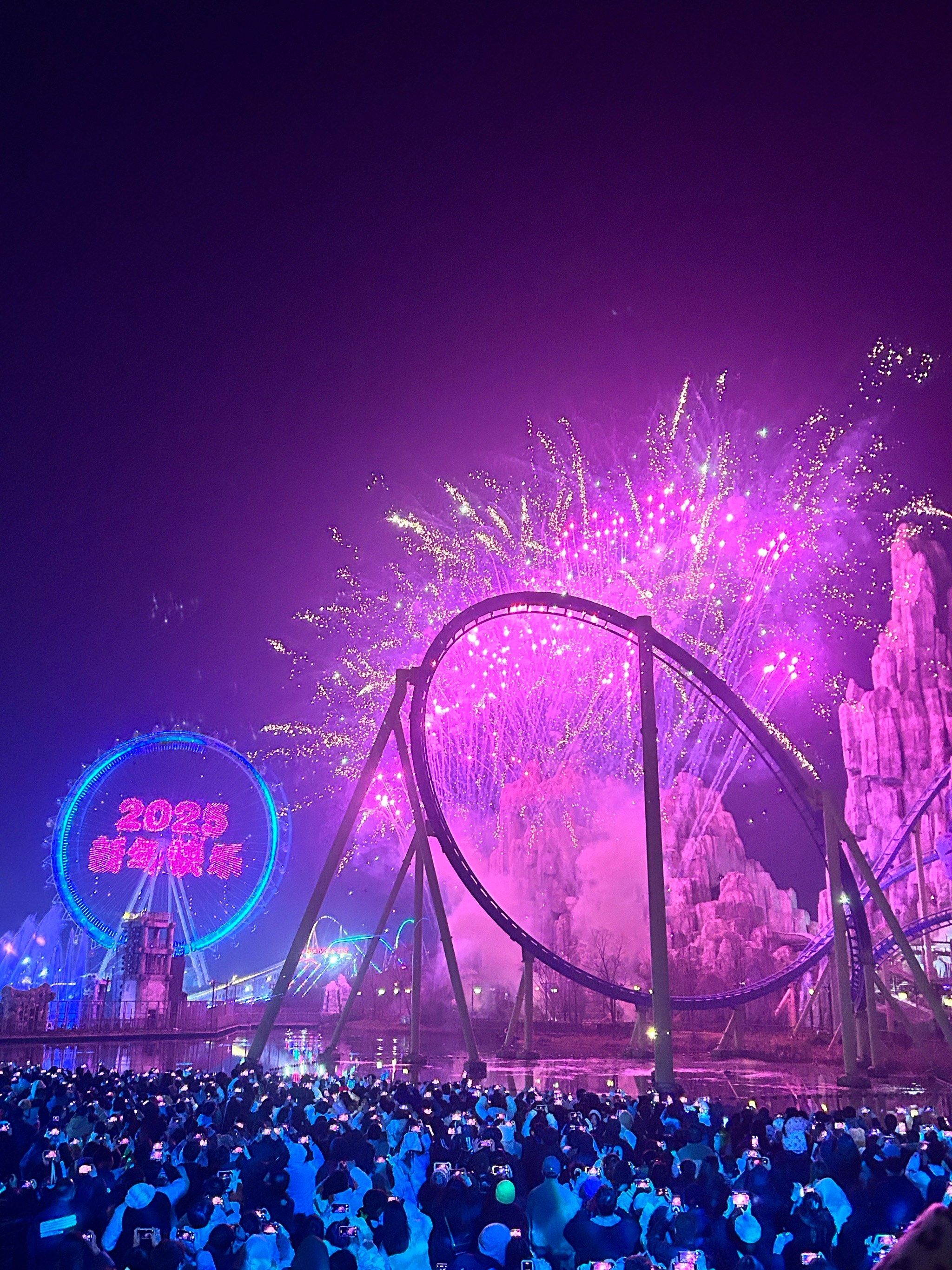 摩天轮烟花秀跨年 震撼上演