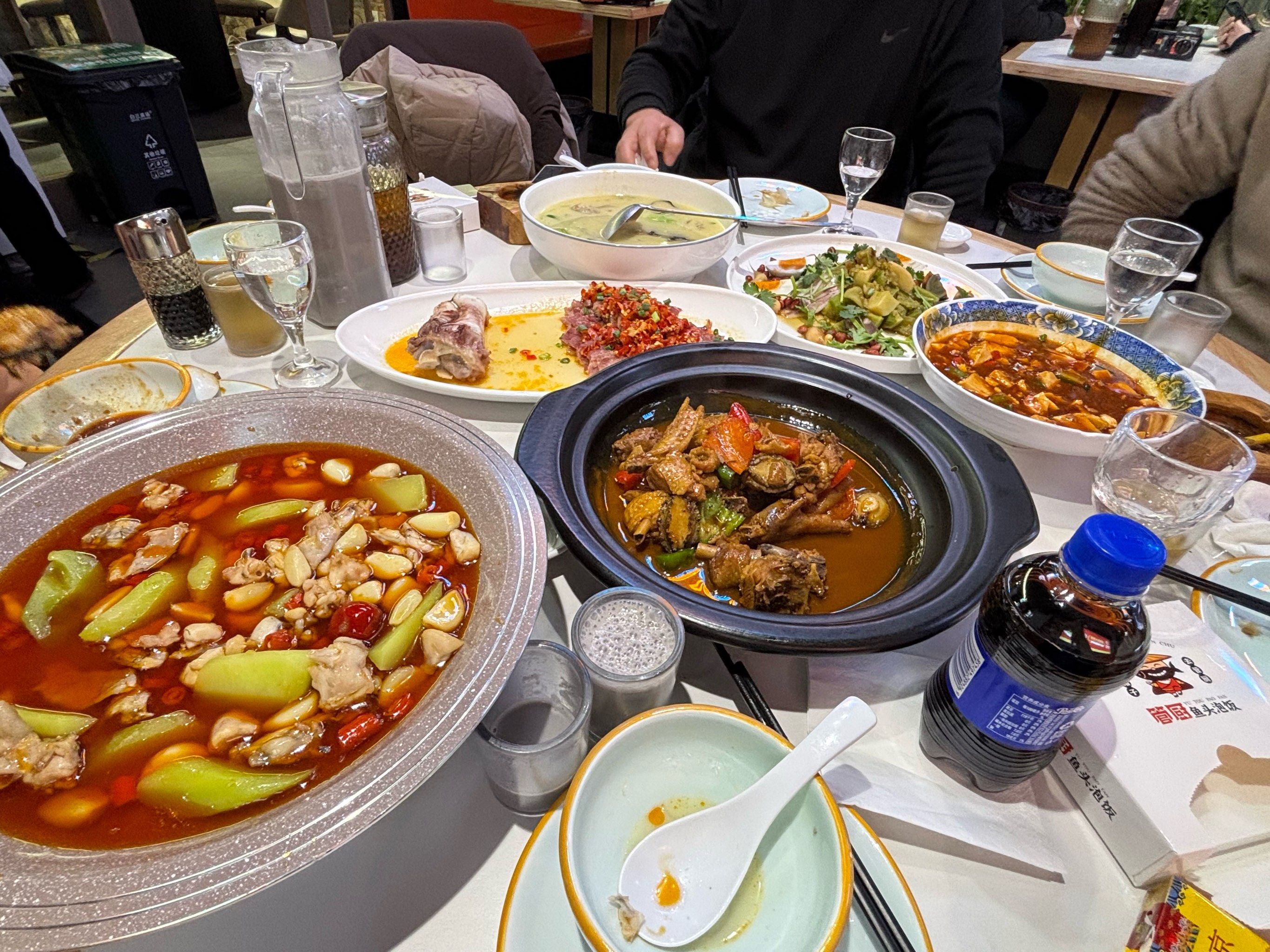 朋友聚餐来吃饭的,环境很温馨干净,菜品