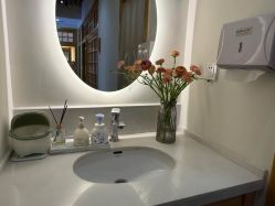 -宥莉·ULLY 痘敏肌•科技皮肤管理中心