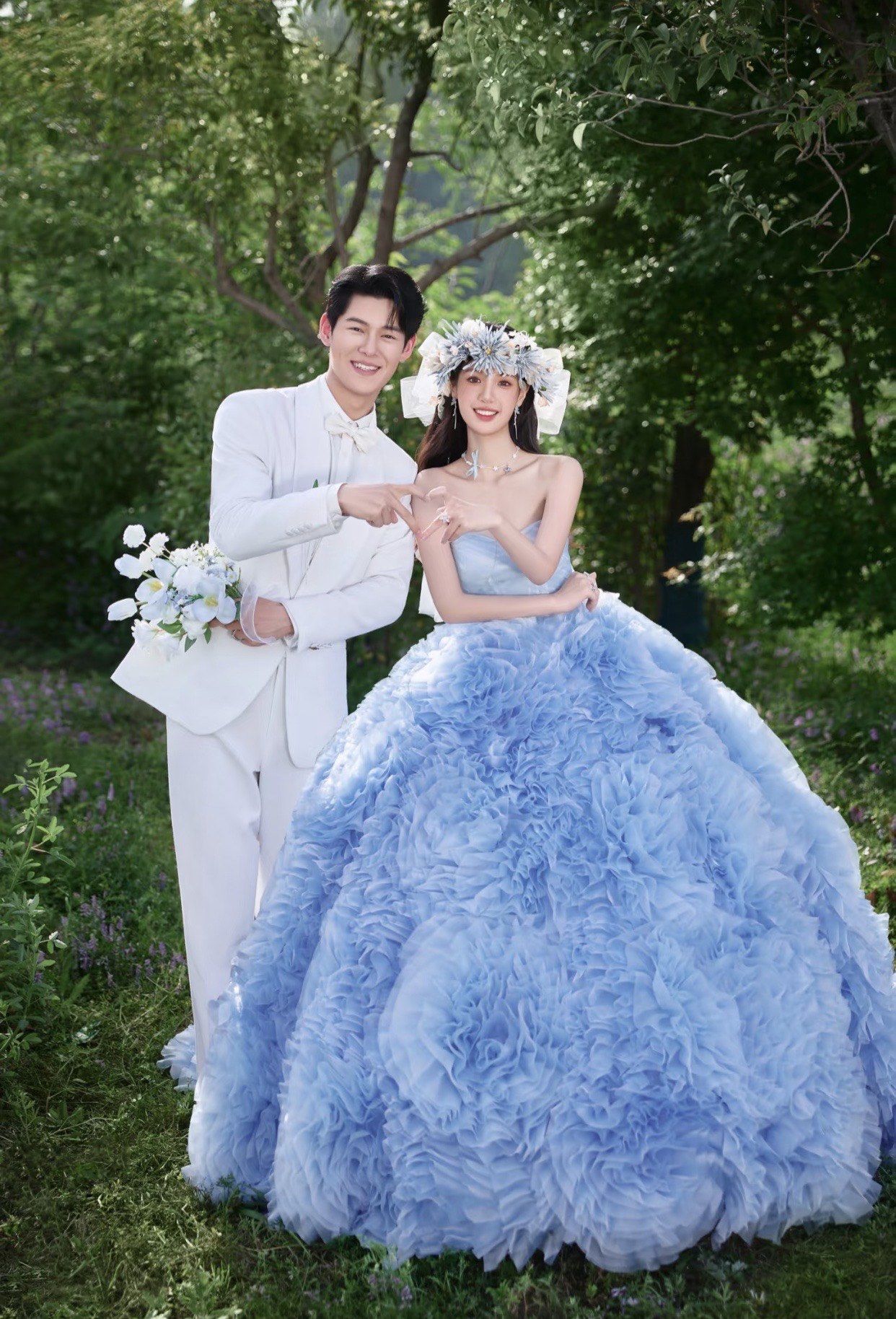 一眼就爱上的在逃公主婚纱照一袭抹胸蓝色婚纱裙搭配少女感的甜美妆造