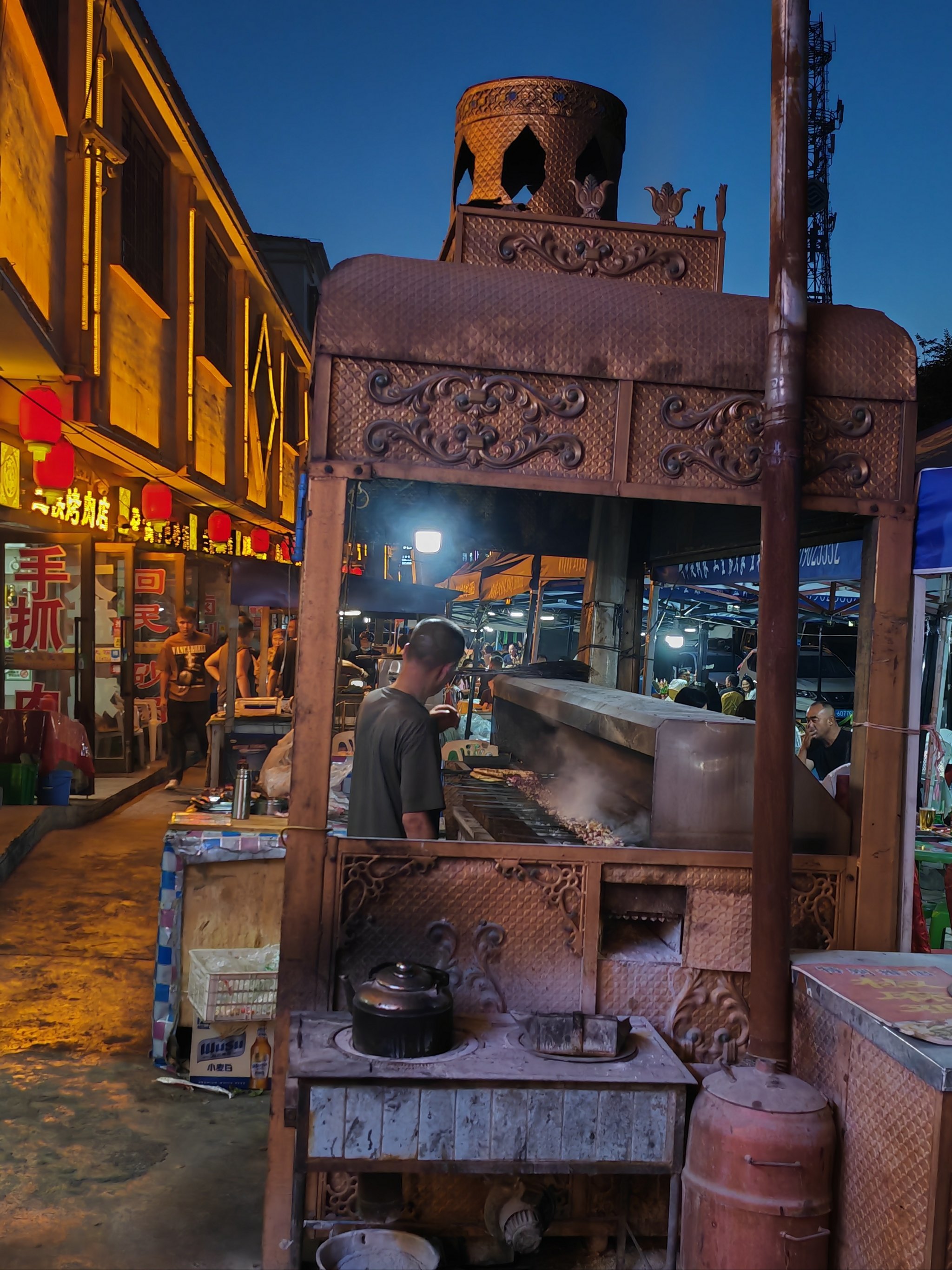 晚上巴里坤美食街非常热闹,附近几条街都是-大众点评