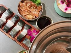 -围炉肉舍•炭烤活鳗•丹东海鲜烤肉(步行街店)