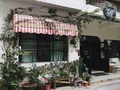 -彳亍咖啡·这里(水湾路店)