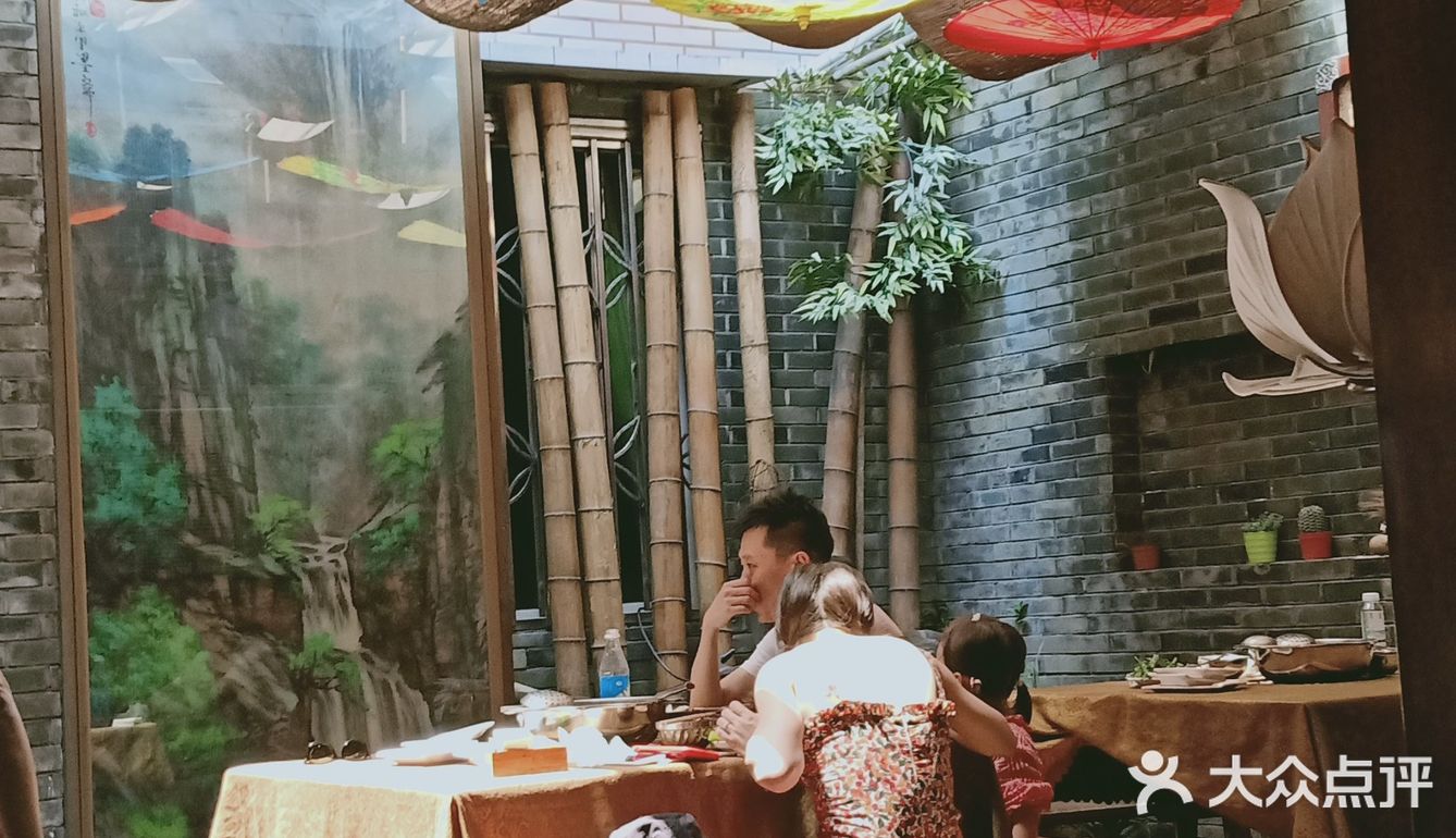 上菜神速。还代买乐山美味特产卡饼。「粉蒸牛肉」棒棒哒