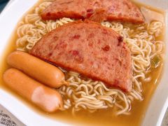 芝士肠拼餐肉出前一丁面-香港新发烧腊茶餐厅(书城店)