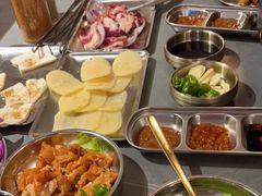 -围炉肉舍•炭烤活鳗•丹东海鲜烤肉(步行街店)