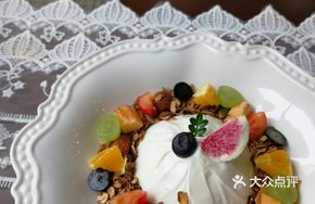Cold Brew Greek Yogurt with Homemade Fruit Oatmeal