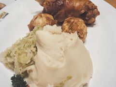 脆烤猪膝配德式酸菜、面包丸-巴伐利亚啤酒坊(意式风情街店)