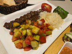 阿达纳烤肉配米饭和牧羊人沙拉-土耳其妈妈