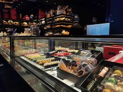 面包甜点陈列柜-Salon de The de Joel Robuchon(外滩18号店)