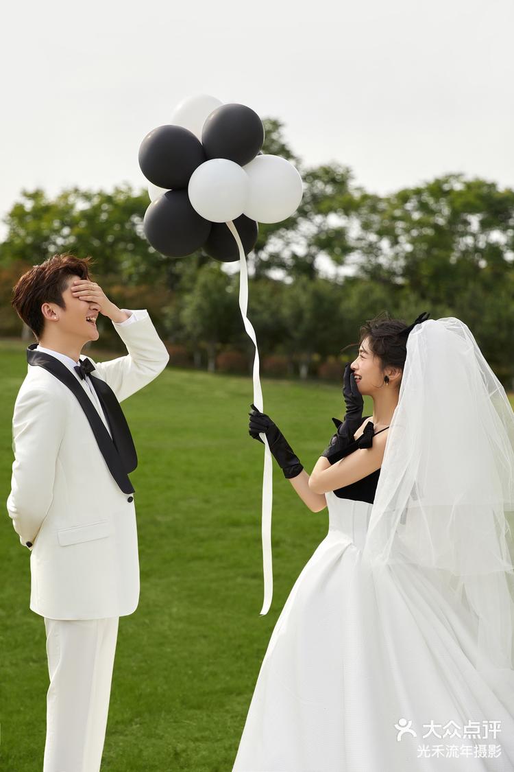 告白气球浪漫又清新的草坪婚纱照