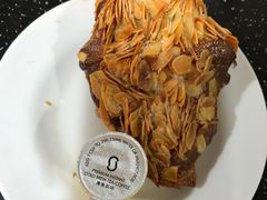 巴旦木羊角包-Salon de The de Joel Robuchon(外滩18号店)