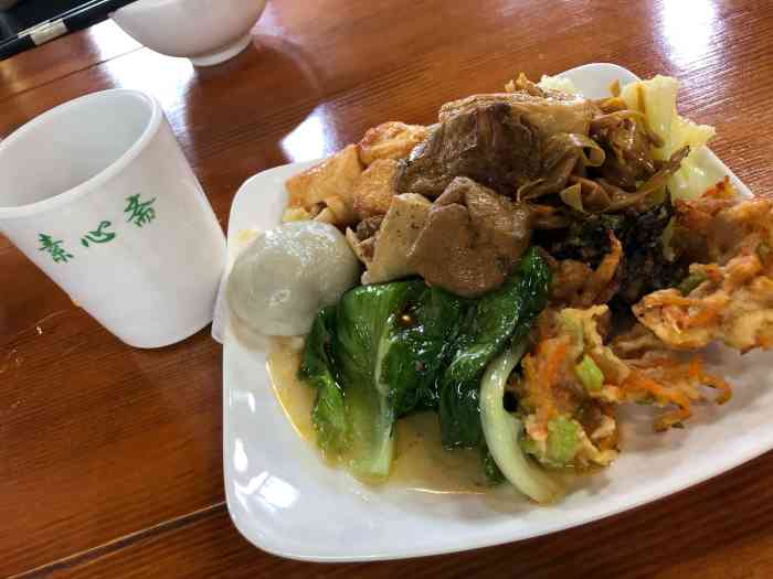 素心斋素食餐厅-"今天去得晚,很多人,上菜也是陆陆续续的上.