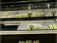 面包甜点陈列柜-鲍师傅糕点(江苏路店)
