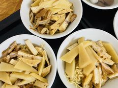 -松树干拌面店