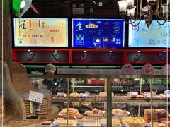 面包甜点陈列柜-昆明冠生园·蛋糕·面包(南强街店)