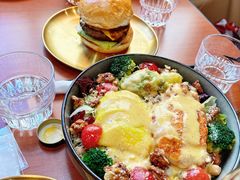 秘制鸡肉芒果牛油果沙拉-魏斯理汉堡(西安沣东吾悦店)