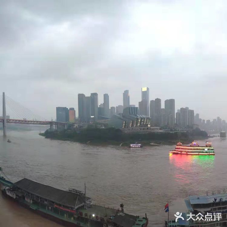 重庆又一个购物商场中心，在渝中区朝天门