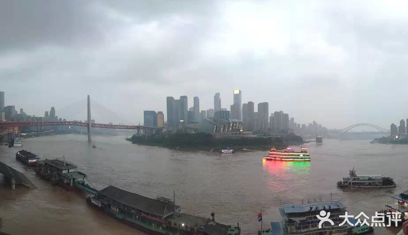 重庆又一个购物商场中心，在渝中区朝天门