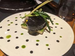 盘煎银鳕鱼配黑橄榄酱汁-AZUL by FUEL蓝色·法式酒馆(琶醍店)