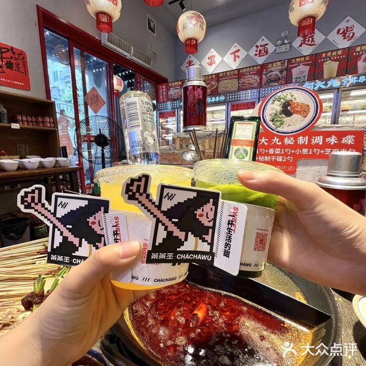 遇到这个门头挂着红绣球的火锅店千万要停下来