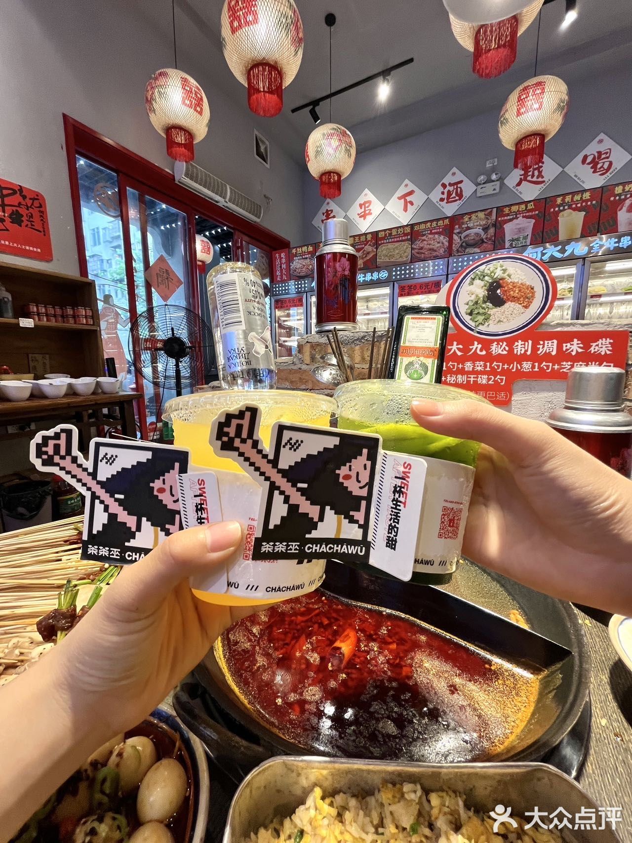 遇到这个门头挂着红绣球的火锅店千万要停下来