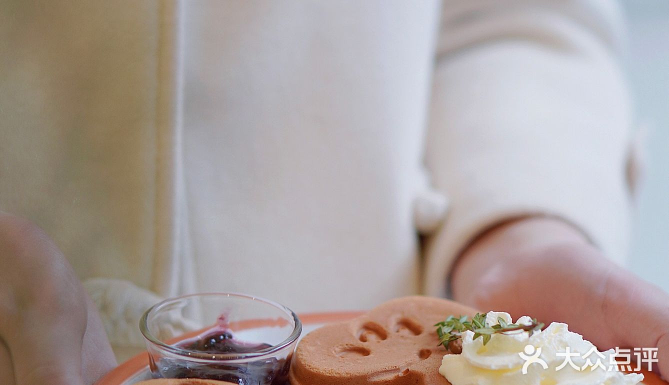 洞穴式纯白咖啡店｜滤镜我要的白是温柔的白