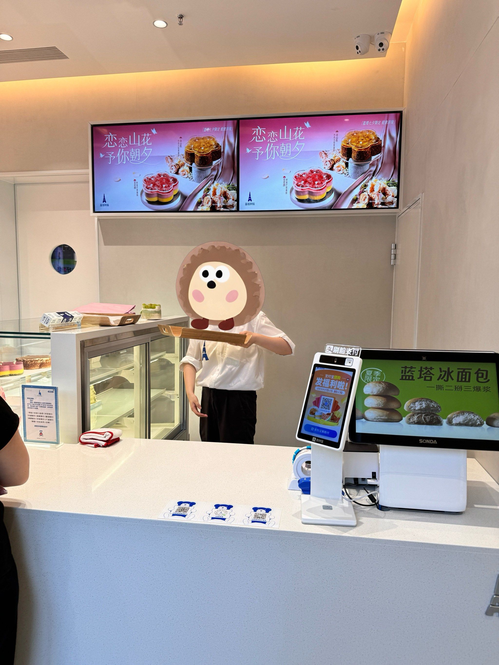 面包还行,看着挺好看,吃起来小草莓太甜了