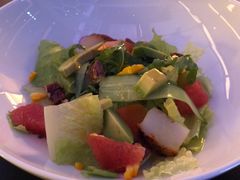 牛油果沙拉配油醋汁及烤核桃仁-恰餐厅及酒吧CHAR Bar & Grill(北京三里屯洲际店)
