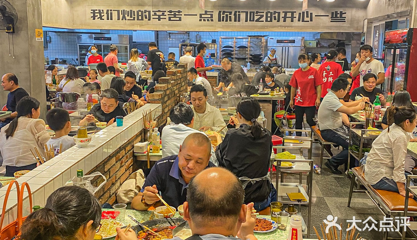 惊了！在武汉亲眼看见大锅火锅底料现炒！香昏