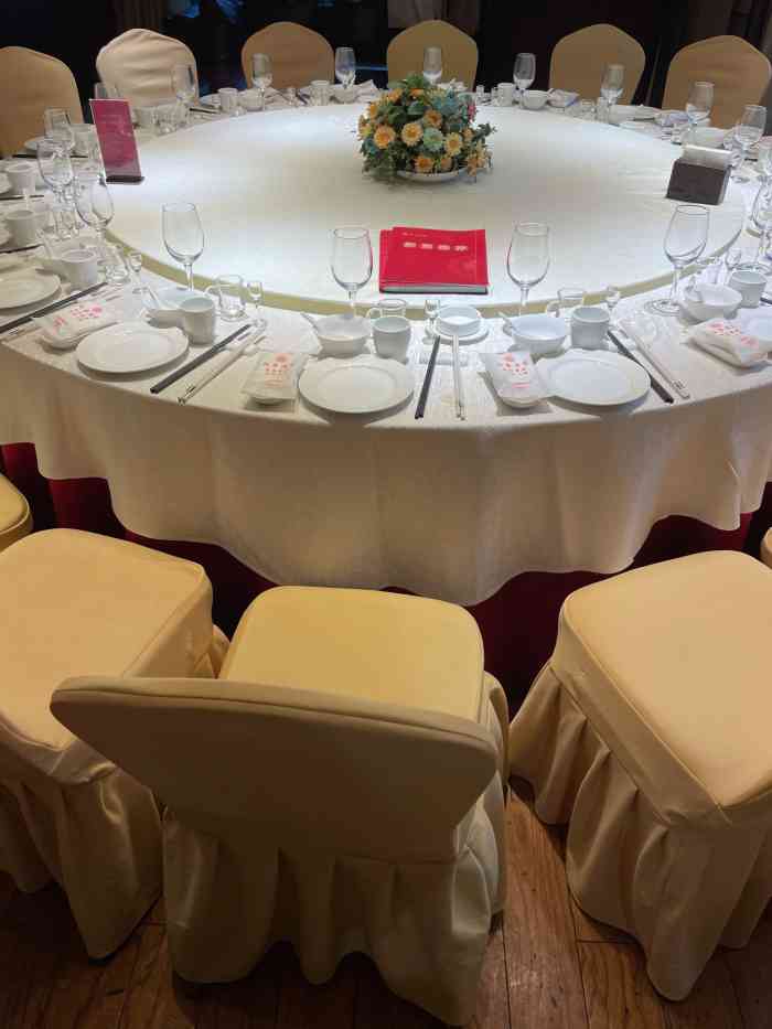 红杏酒家(荔枝广场店)-"因为定迟了,红杏没有包间,所以先定的夜上.