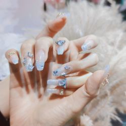 -花岐款式专研健康美甲沙龙