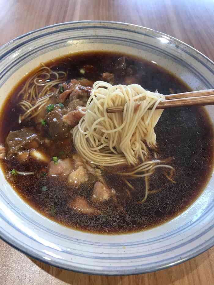 异珍鲜黑汤老面(鹿都店"松江庙前街有一家异珍鲜面馆,喜欢吃面食的.