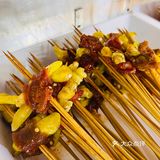 这家三圣乡的华阳串根香人也多了起来，大家都热衷于吃串串