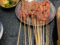 -何妹湿辣牛肉·粤式烧烤砂煲(桂雅路店)