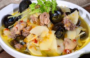 Sour Bamboo Shoots and Snail Chicken Stew
