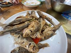 干炸小鱼-芦茨金富饭庄·25年老字号·专做稻草鸡