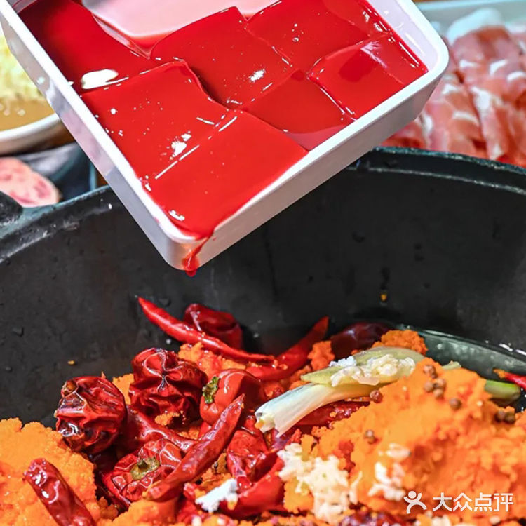 重庆老火锅：香辣麻辣，激发味觉！🌶️