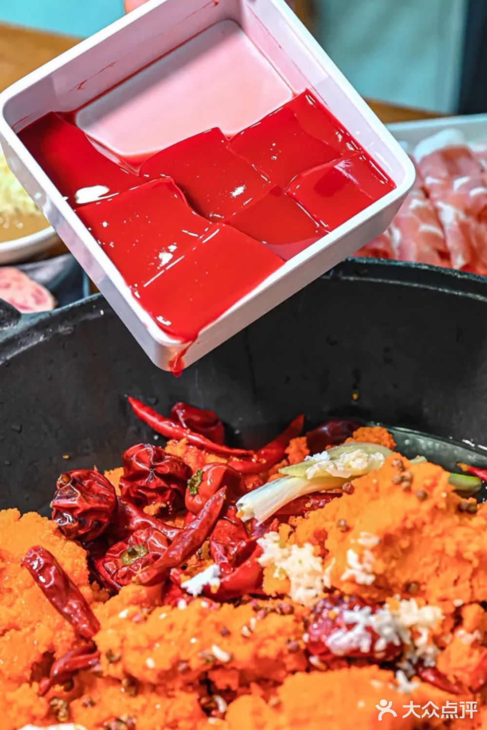 重庆老火锅：香辣麻辣，激发味觉！🌶️