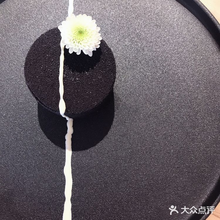 很简约的一家店，坐下来很舒服，每道甜品都像艺术品一样